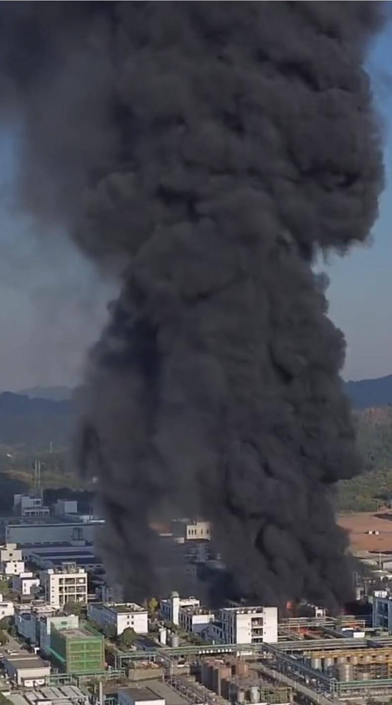 正版皇冠信用盘开户
_黄山市一化工园区工厂失火正版皇冠信用盘开户
，现场浓烟滚滚并伴随有爆炸声，当地紧急救援